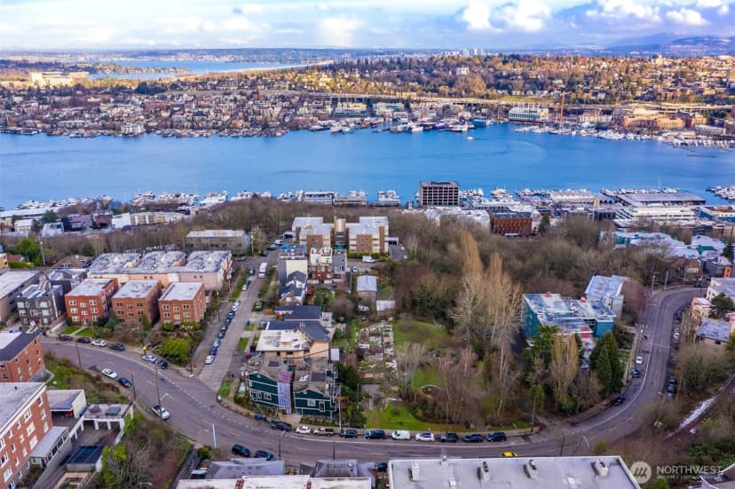 Property photo for 1809 5th Avenue N, Seattle photo 3