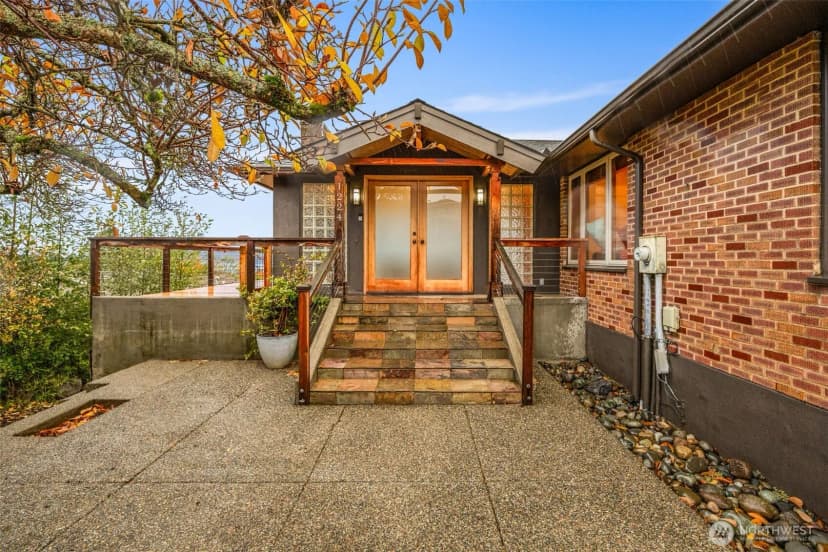 Property photo for 1224 S Sunset Drive, Tacoma photo 4
