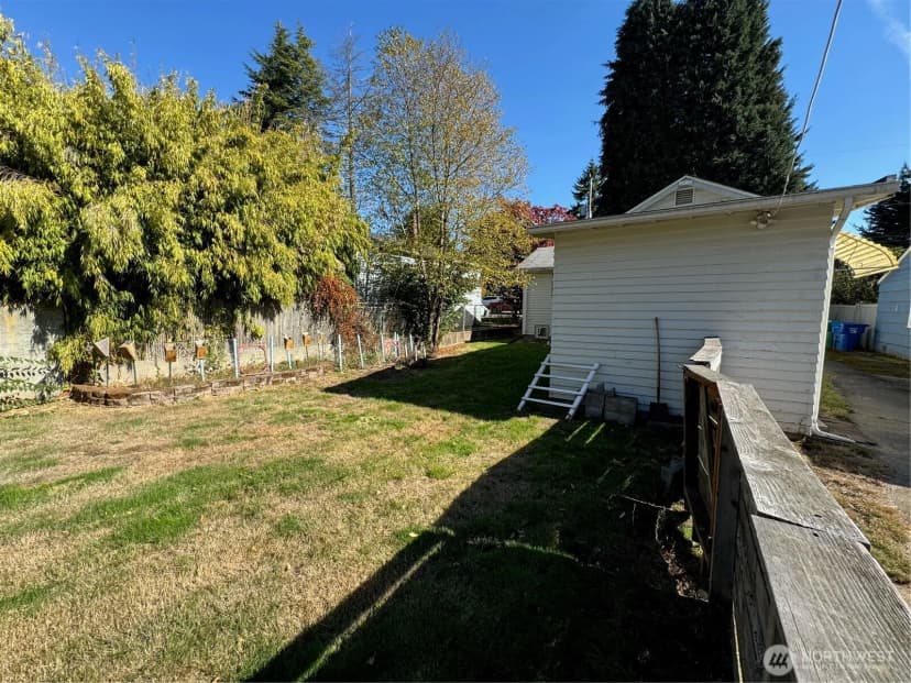 Property photo for 10019 Interlake Avenue N, Seattle photo 9