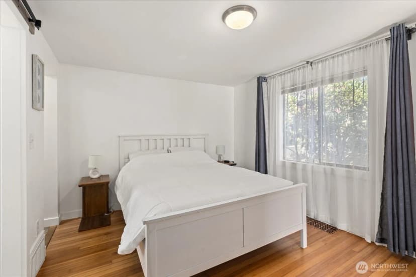 Property photo for 10019 Interlake Avenue N, Seattle photo 15