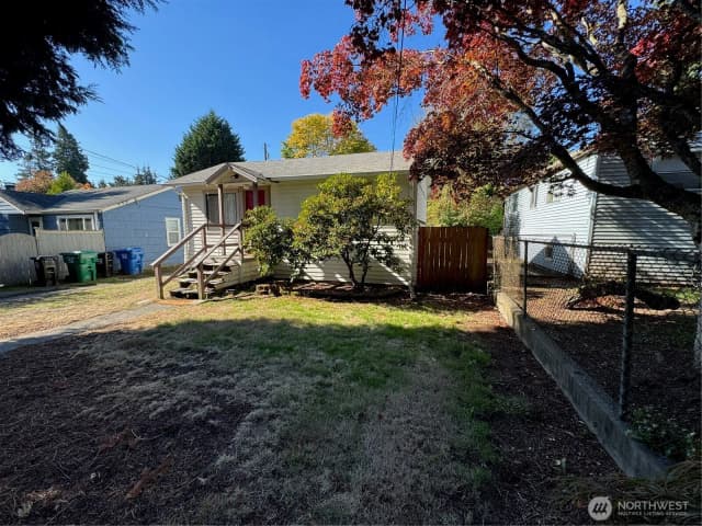 Property photo for 10019 Interlake Avenue N, Seattle photo 2