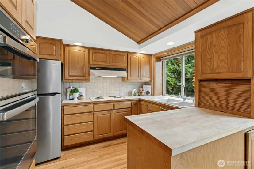 Property photo for 16730 32nd Place Ne, Lake Forest Park photo 16