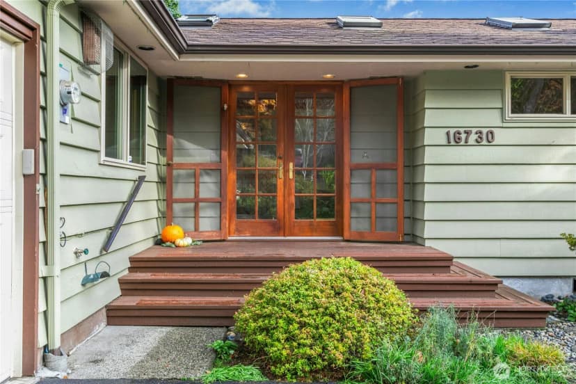 Property photo for 16730 32nd Place Ne, Lake Forest Park photo 4
