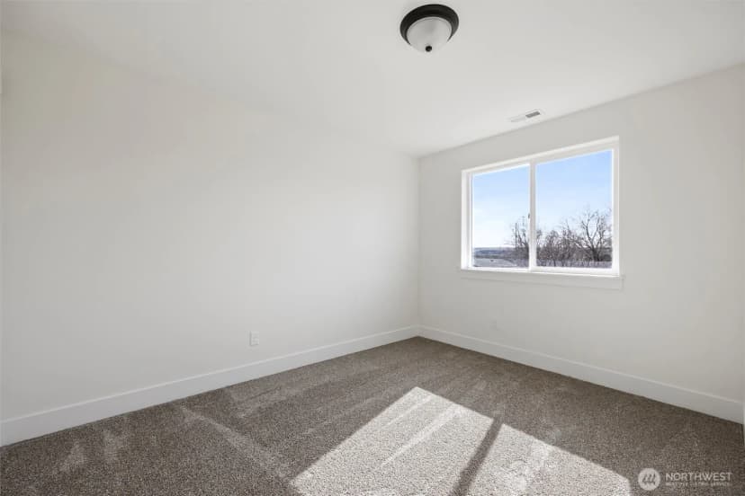 Property photo for 653 E Franklin Street, Connell photo 19