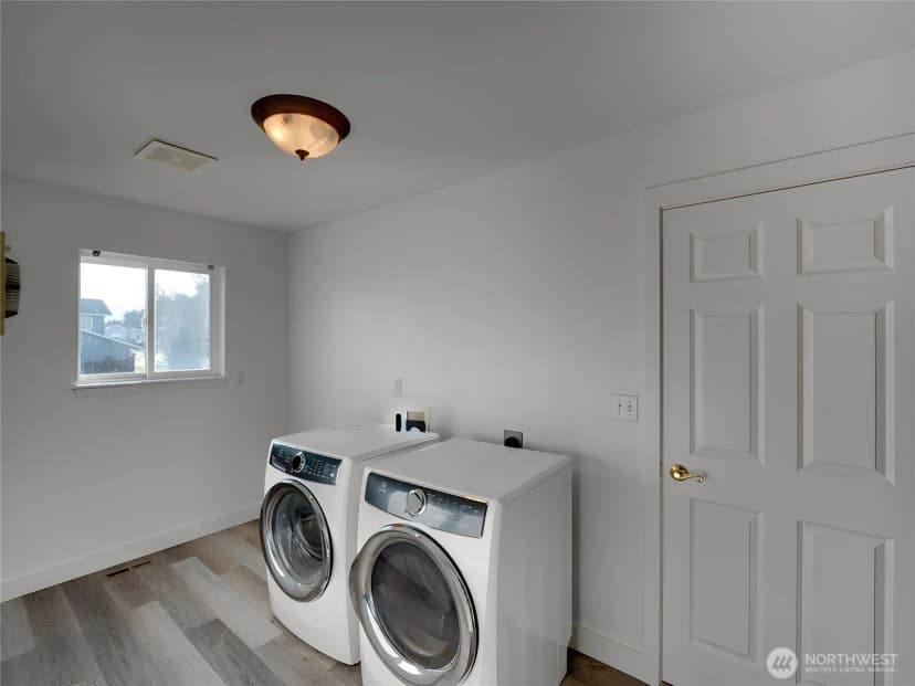 Property photo for 500 Sw Erie Street, Oak Harbor photo 9