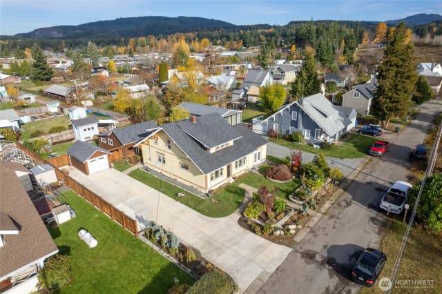 Property photo for 202 Prospect Street E, Eatonville photo 2