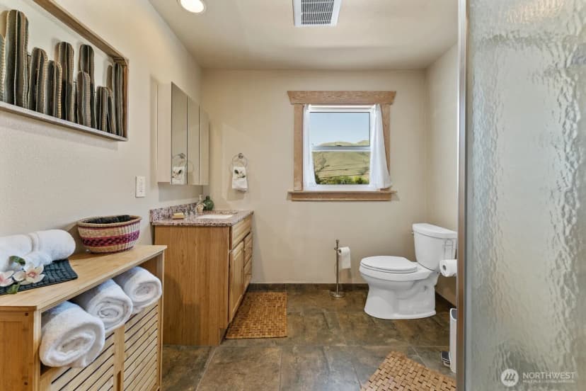 Property photo for 704 E Woodin Avenue, Chelan photo 17