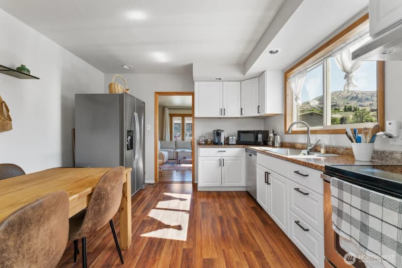 Property photo for 704 E Woodin Avenue, Chelan photo 10