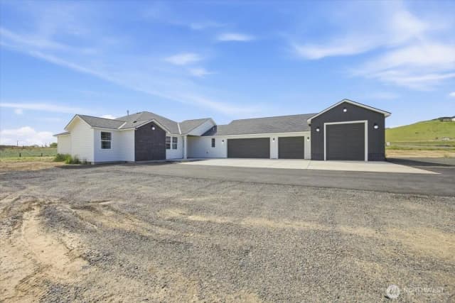 Property photo for 29183 Mammoth Dr, Kennewick photo 2