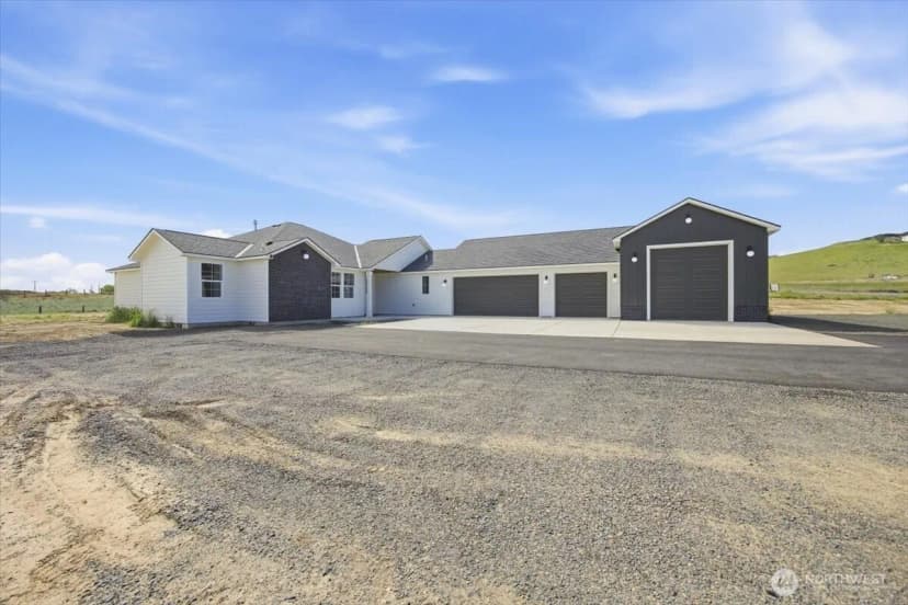 Property photo for 29183 Mammoth Dr, Kennewick photo 2