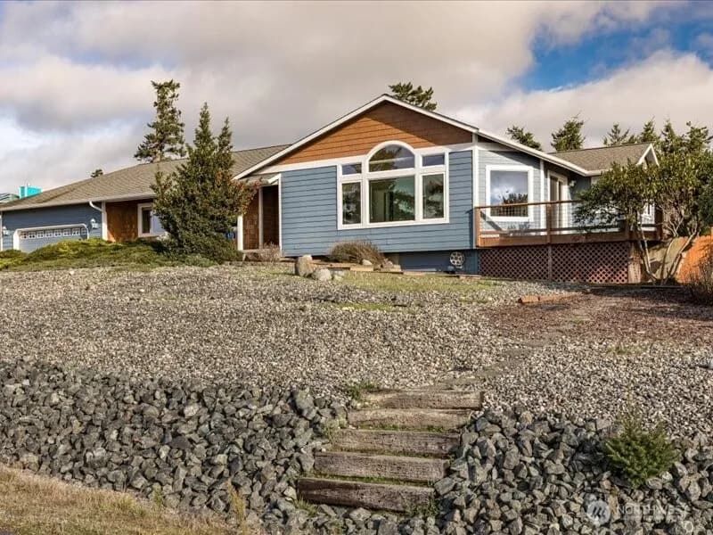Property photo for 670 El Prado Avenue, Coupeville photo 2