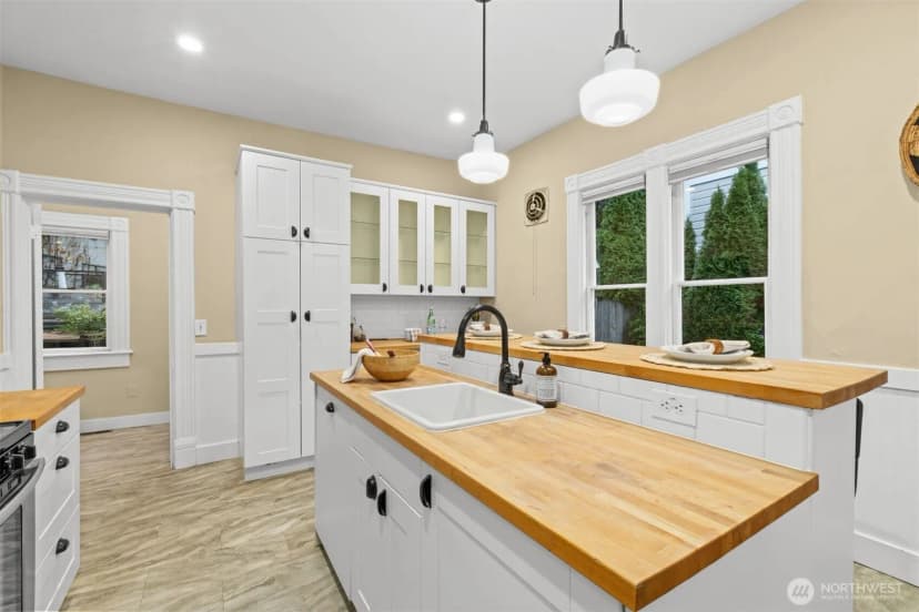 Property photo for 2016 14th Avenue W, Seattle photo 11