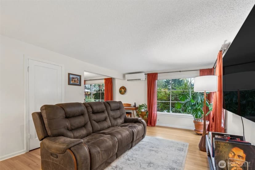 Property photo for 12528 24th Avenue Ne, Seattle photo 12