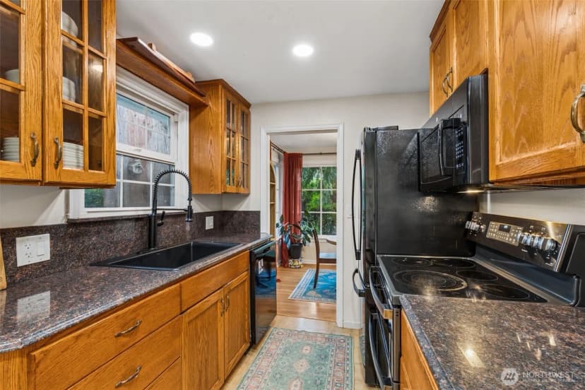 Property photo for 12528 24th Avenue Ne, Seattle photo 8