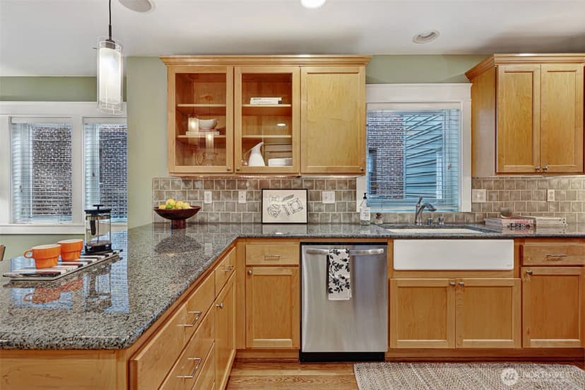 Property photo for 919 Belmont Avenue E, Seattle photo 8