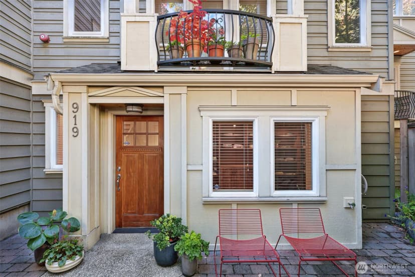 Property photo for 919 Belmont Avenue E, Seattle photo 3