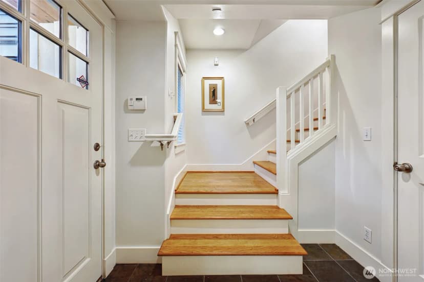 Property photo for 919 Belmont Avenue E, Seattle photo 6