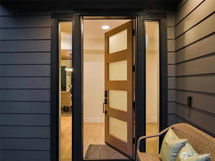 Property photo for 807 W Armour Street, Seattle photo 2