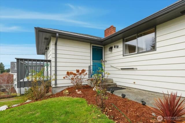 Property photo for 818 Sw 120th Street, Seattle photo 2
