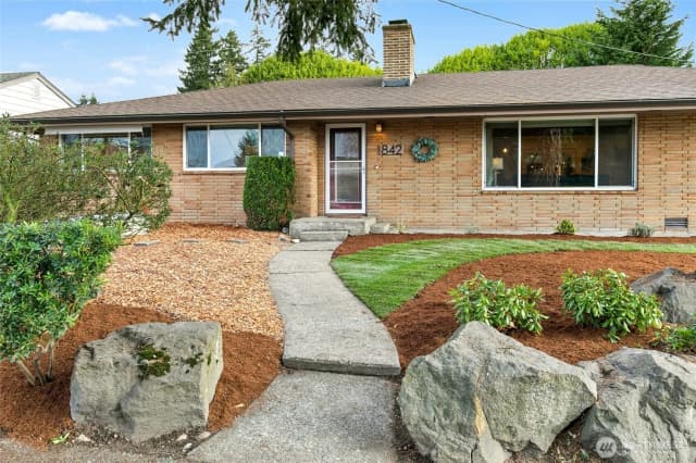 Property photo for 842 Lynnwood Avenue Ne, Renton photo 2