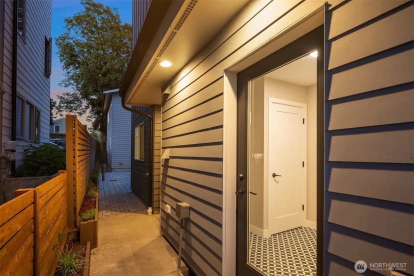 Property photo for 332 17th Avenue, Seattle photo 24