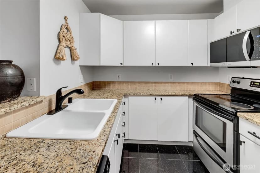 Property photo for 323 Queen Anne Avenue N #408, Seattle photo 9