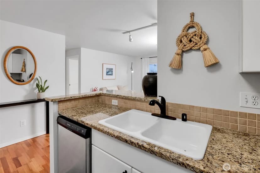 Property photo for 323 Queen Anne Avenue N #408, Seattle photo 10