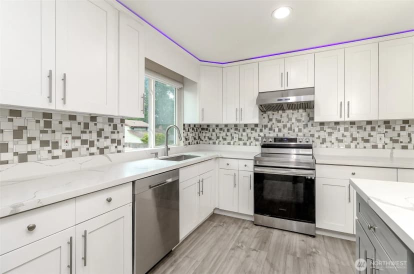 Property photo for 12725 Roosevelt Way Ne, Seattle photo 11