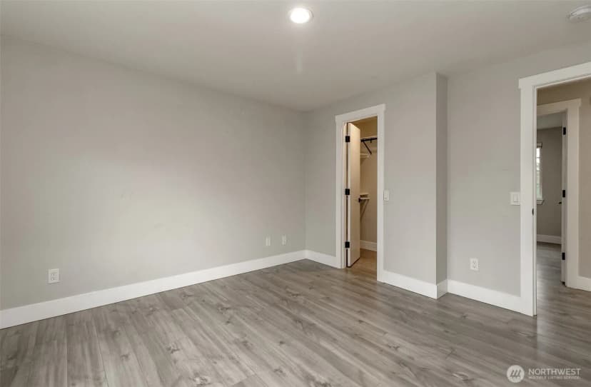 Property photo for 12725 Roosevelt Way Ne, Seattle photo 19