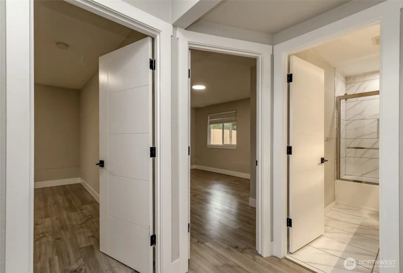 Property photo for 12725 Roosevelt Way Ne, Seattle photo 21