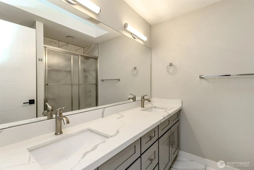 Property photo for 12725 Roosevelt Way Ne, Seattle photo 13
