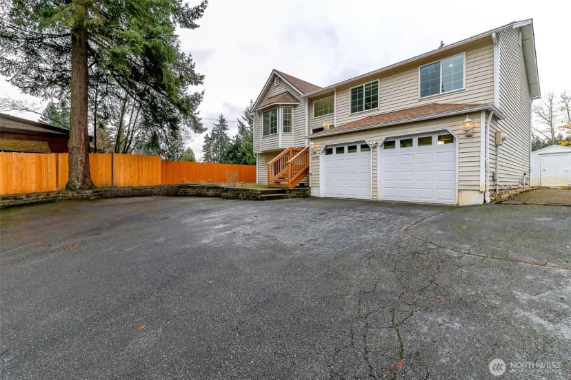 Property photo for 12725 Roosevelt Way Ne, Seattle photo 2