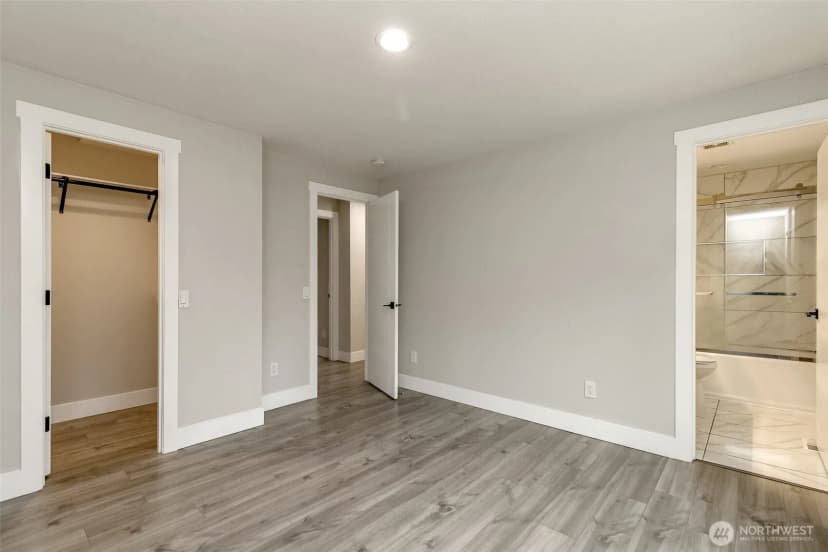 Property photo for 12725 Roosevelt Way Ne, Seattle photo 17