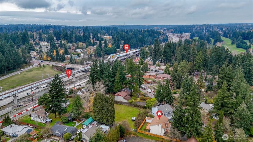 Property photo for 12725 Roosevelt Way Ne, Seattle photo 3