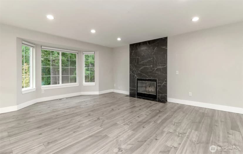 Property photo for 12725 Roosevelt Way Ne, Seattle photo 6