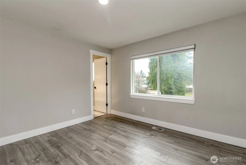 Property photo for 12725 Roosevelt Way Ne, Seattle photo 16