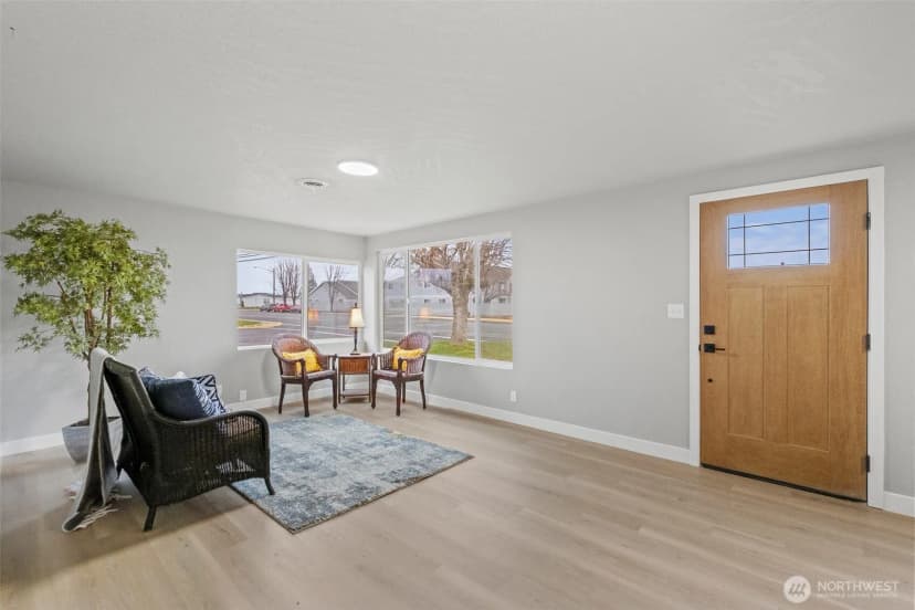 Property photo for 307 3rd Avenue Ne, Quincy photo 2