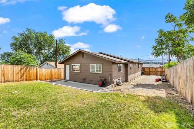 Property photo for 724 S Chelan Avenue, Wenatchee photo 2