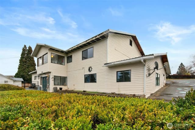 Property photo for 325 N Kansas Avenue, East Wenatchee photo 2