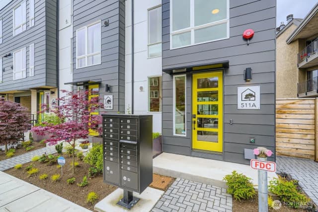 Property photo for 511 Howe #a, Seattle photo 2