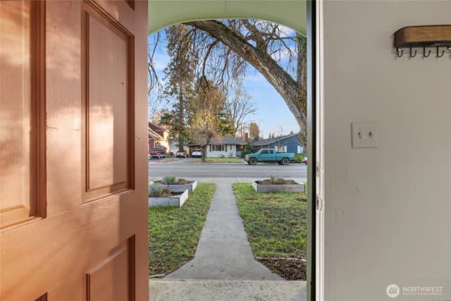 Property photo for 805 E 5th Avenue, Ellensburg photo 2
