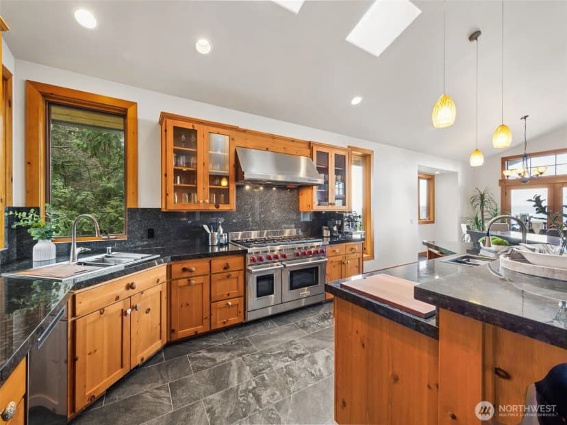 Property photo for 15926 Maplewild Avenue Sw, Seattle photo 9