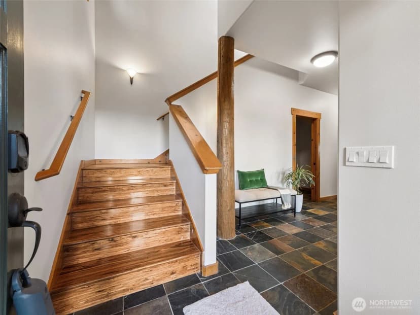 Property photo for 15926 Maplewild Avenue Sw, Seattle photo 5