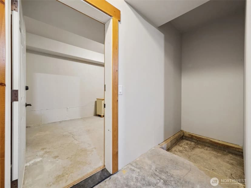 Property photo for 15926 Maplewild Avenue Sw, Seattle photo 31