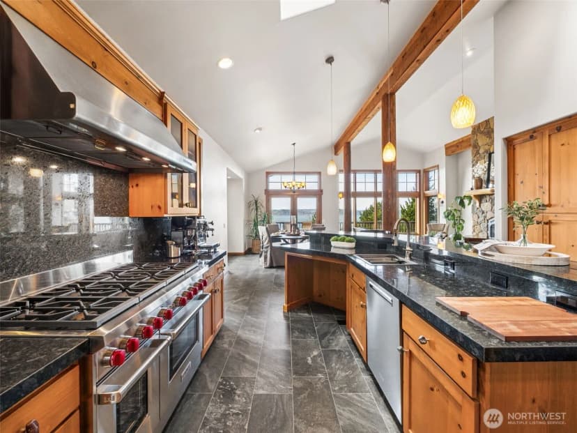 Property photo for 15926 Maplewild Avenue Sw, Seattle photo 6