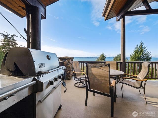 Property photo for 15926 Maplewild Avenue Sw, Seattle photo 2