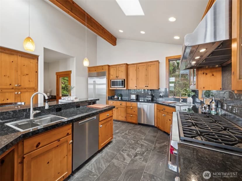 Property photo for 15926 Maplewild Avenue Sw, Seattle photo 8