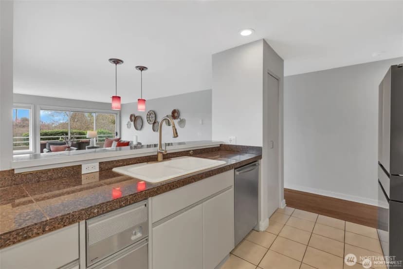 Property photo for 1231 5th Avenue N #101, Seattle photo 3