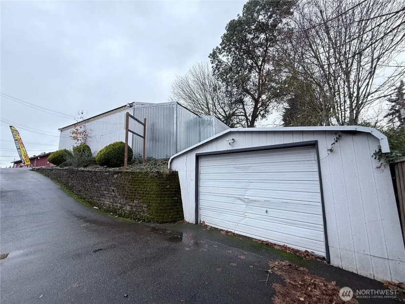 Property photo for 13828 Aurora Avenue N, Seattle photo 15