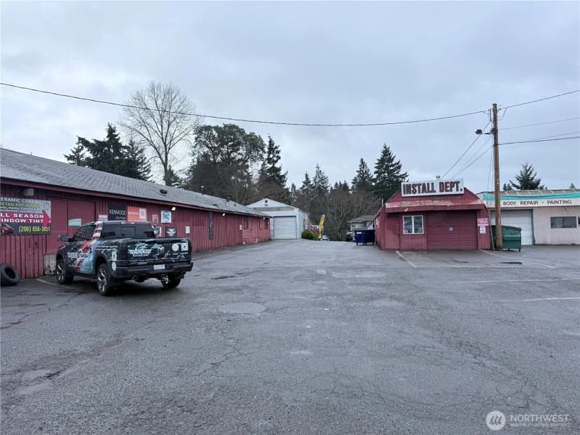 Property photo for 13828 Aurora Avenue N, Seattle photo 5